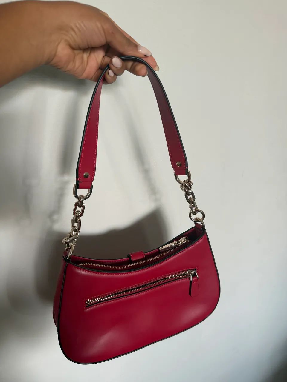 Bolsa Guess - Carrie cor cereja  - Foto 3