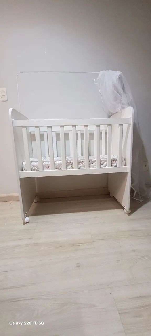 Mini-berço branco em mdf, semi-novo, com colchão. - Foto 2