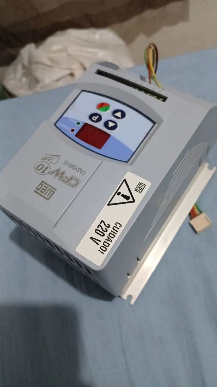 Inversor de Frequência WEG CFW10 Clean - 6A 220V - semi-novo