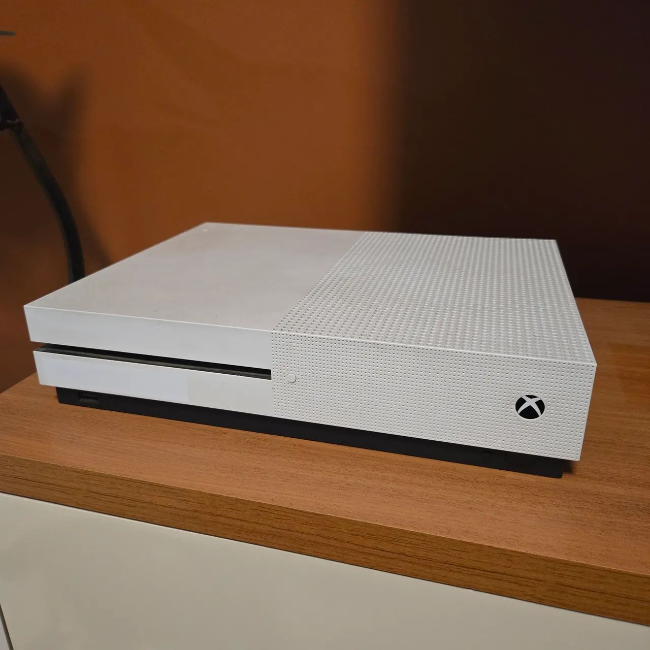 Xbox One S com 2 controles e 6 jogos 