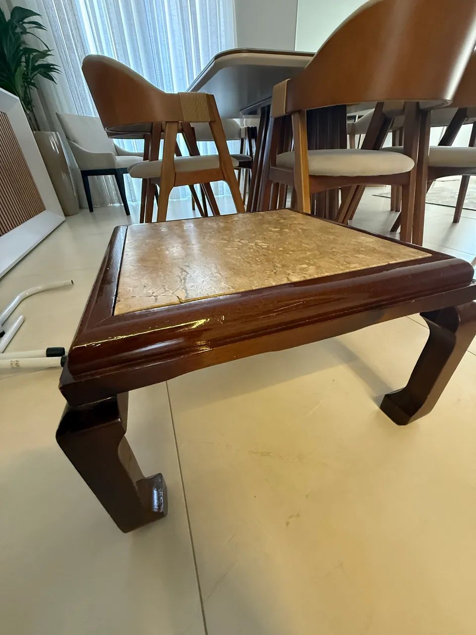 Mesa de centro de madeira e pedra