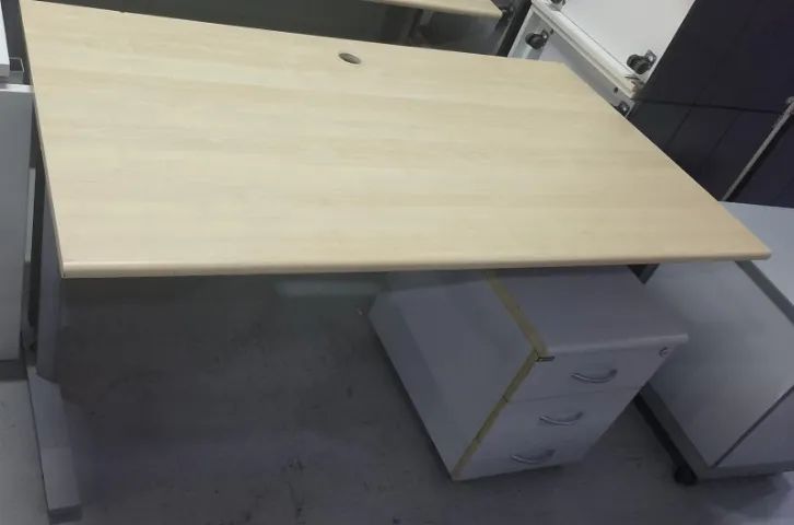 Mesa De Escritório Marfim Com Armazenamento Em Gaveteiro