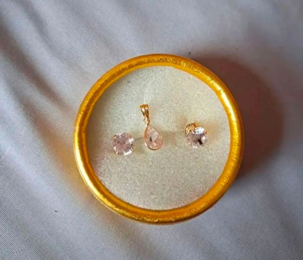 Vendo um conjunto de brincos e pingente de ouro com zircônia 