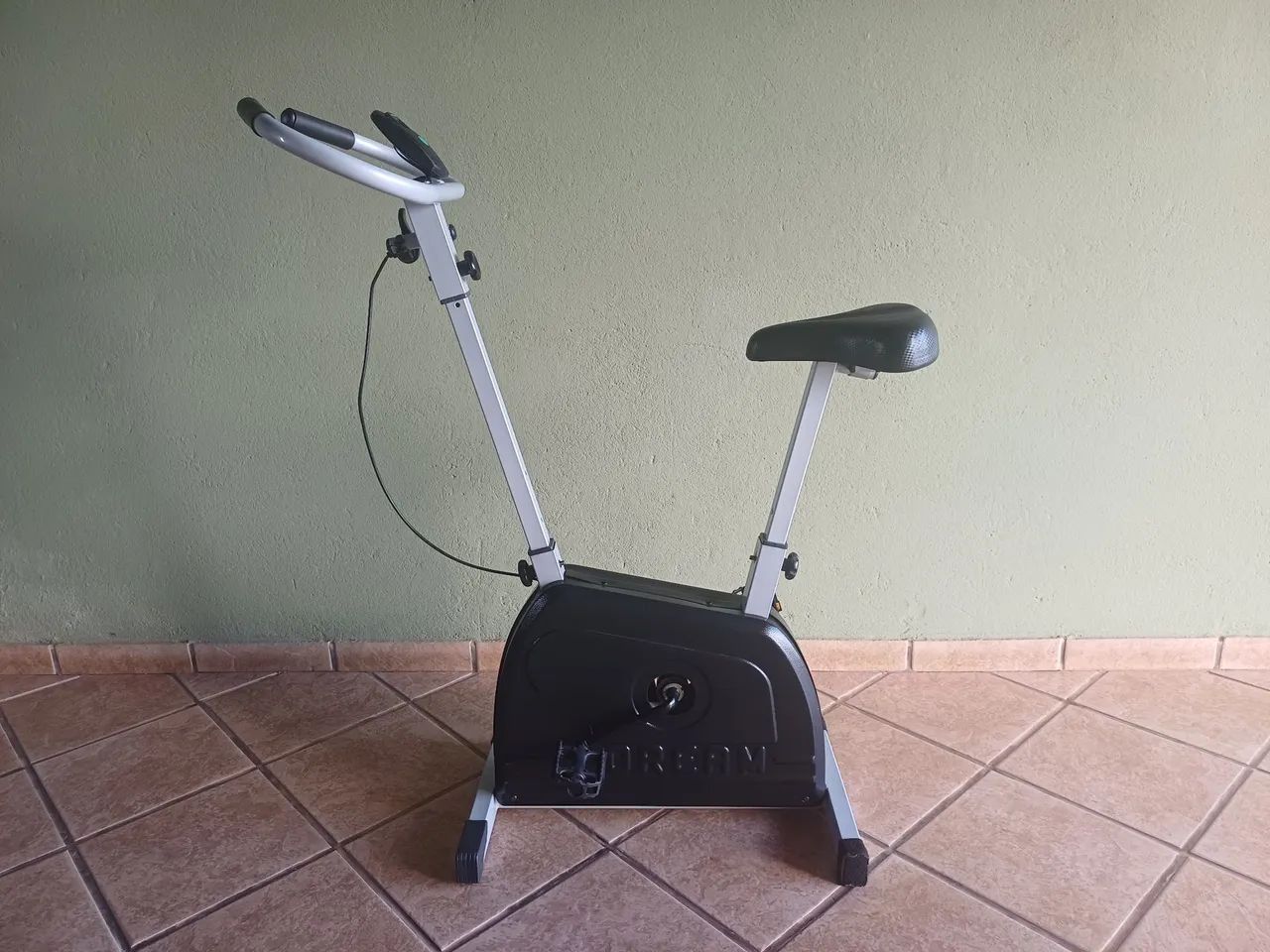 Bicicleta ergométrica vertical seminova 