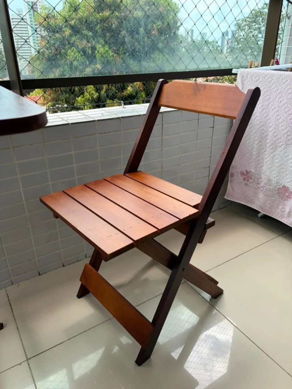 Mesa e duas cadeiras em madeira - dobráveis - Foto 4