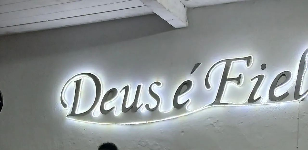 Letreiro DEUS E FIEL com lede