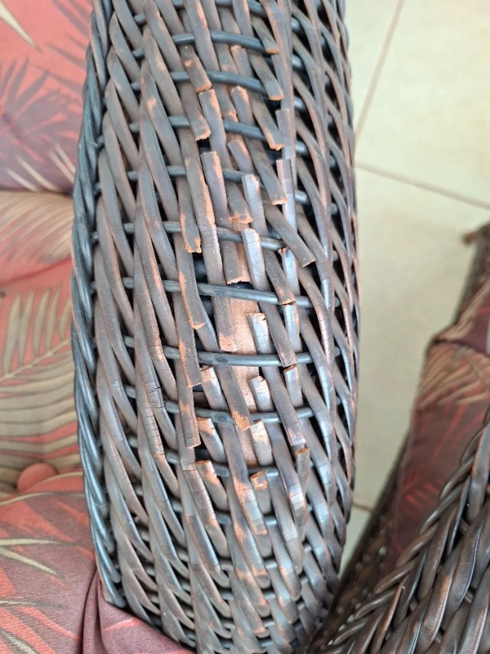 Conjunto de poltronas vime marrom, 04 poltronas e 01 mesa de centro  - Foto 5