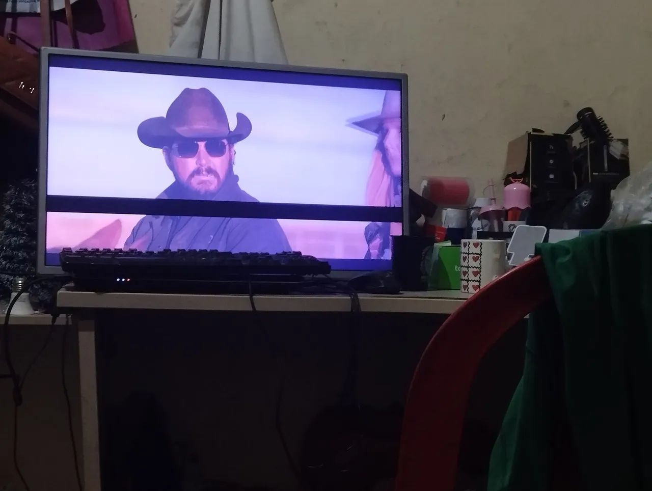 Vendo tv LG LG 32 polegadas com uma listra quebra galho 