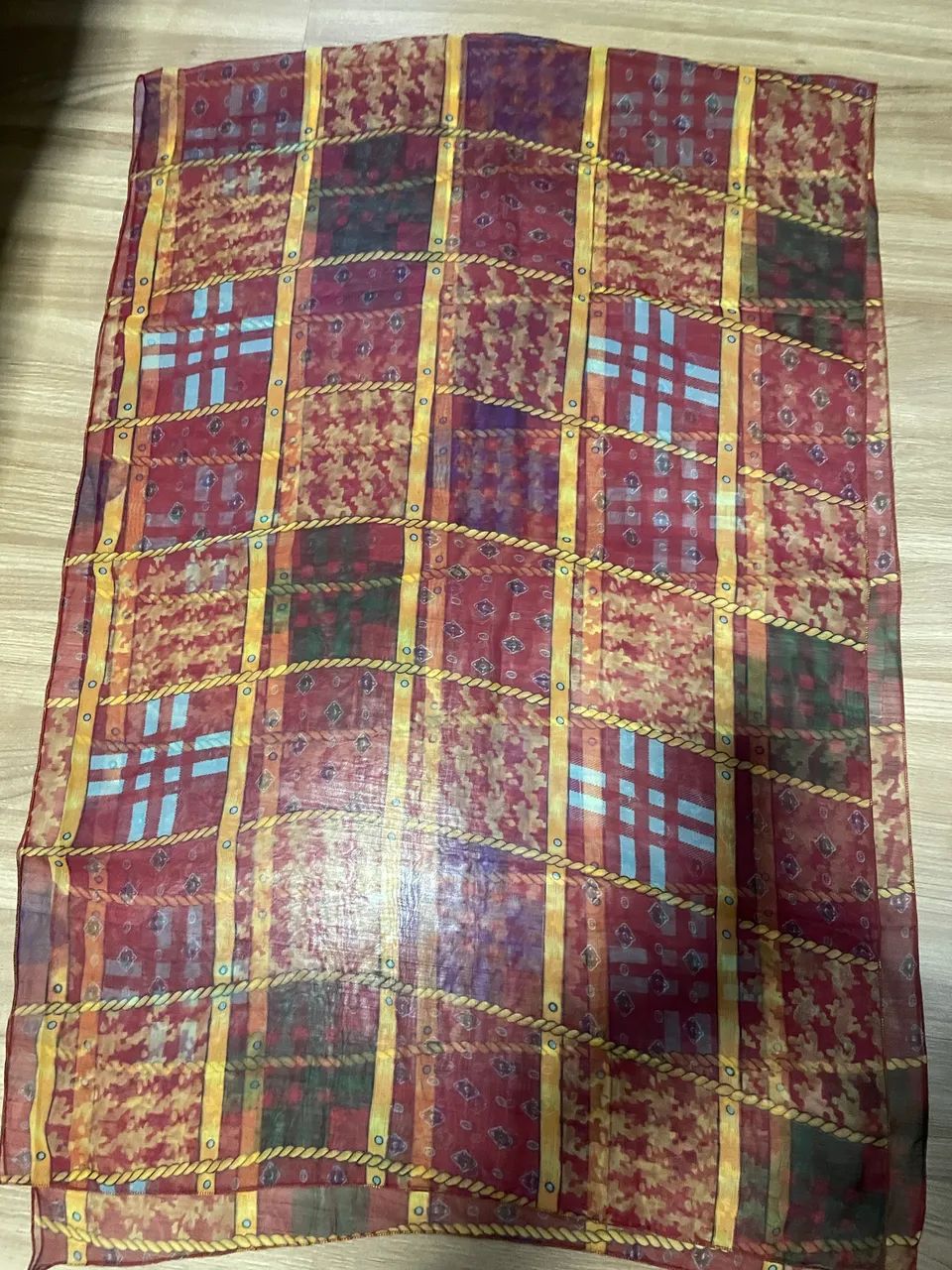 Vários evharpes de seda, várias cores