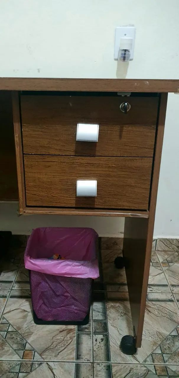 Mesa de escritória 2 gavetas e rodinhas - Foto 4