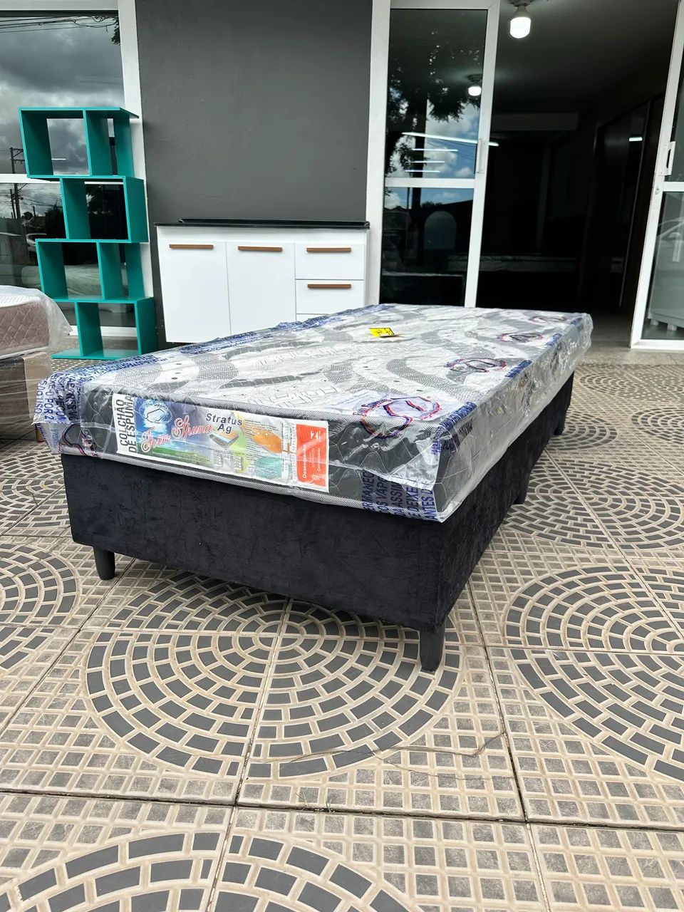 Cama de solteiro com colchão estilo box 