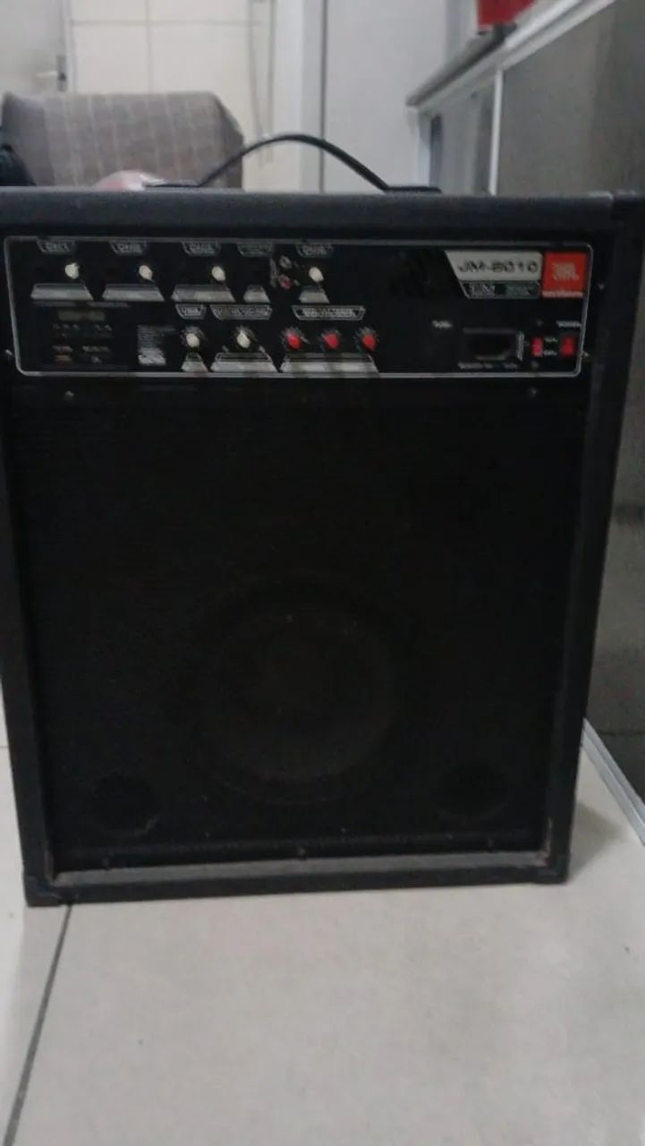 Caixa de som amplificada JBL