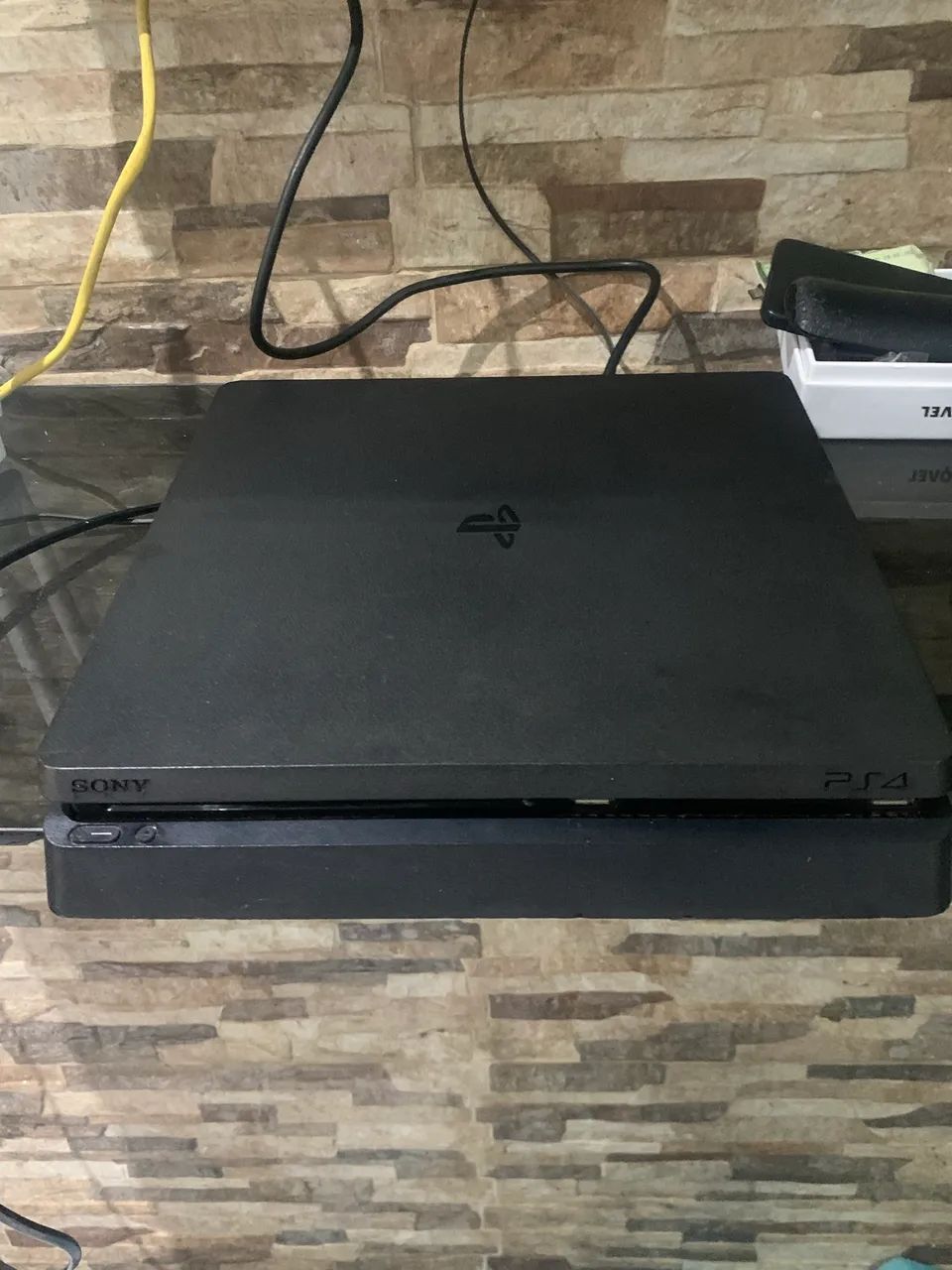 PS4 slim EM PERFEITO ESTADO VAI COM ACESSÓRIOS 