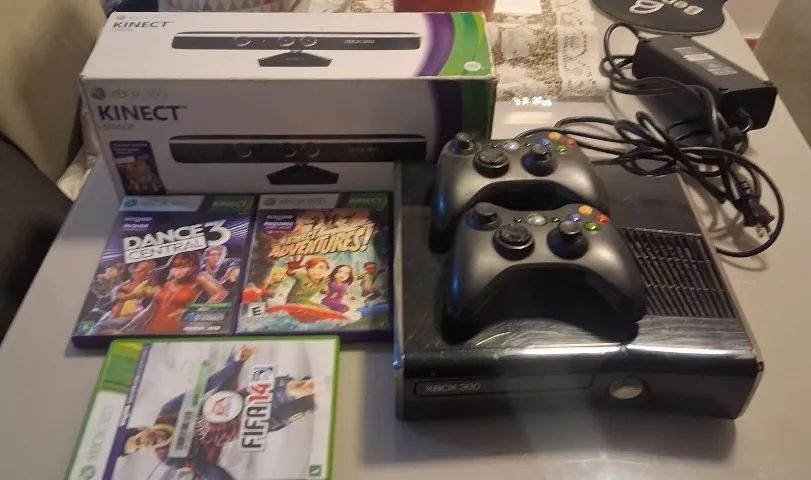 XBOX 360 com Kinect, jogos e dois controles