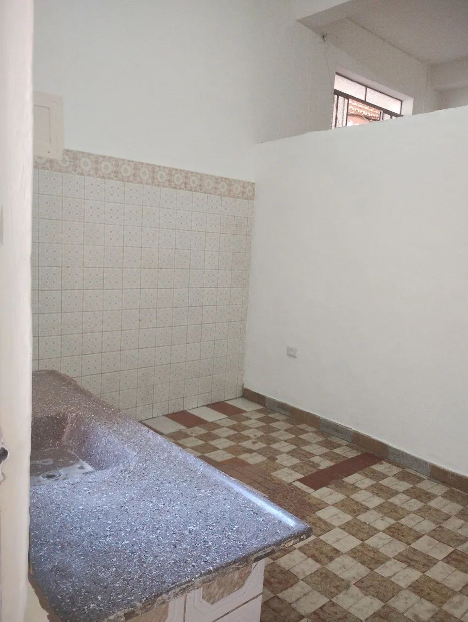 Alugo 4 cômodos grandes com garagem  - Foto 4