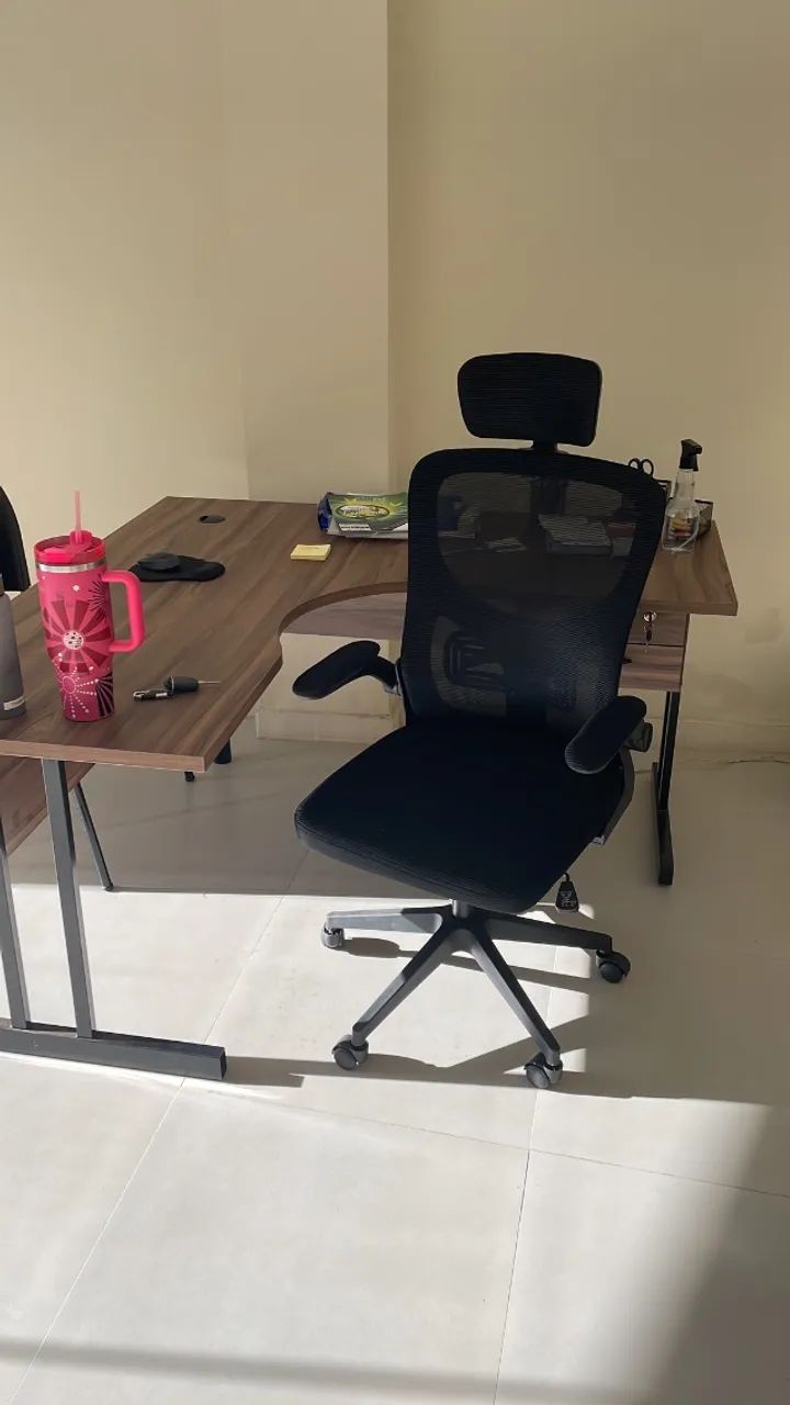 Mesa de escritório e cadeiras 
