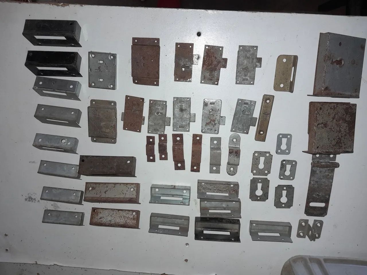 Lote com cadeados, fechaduras puchadores e peças para fechaduras e acessórios antigos  