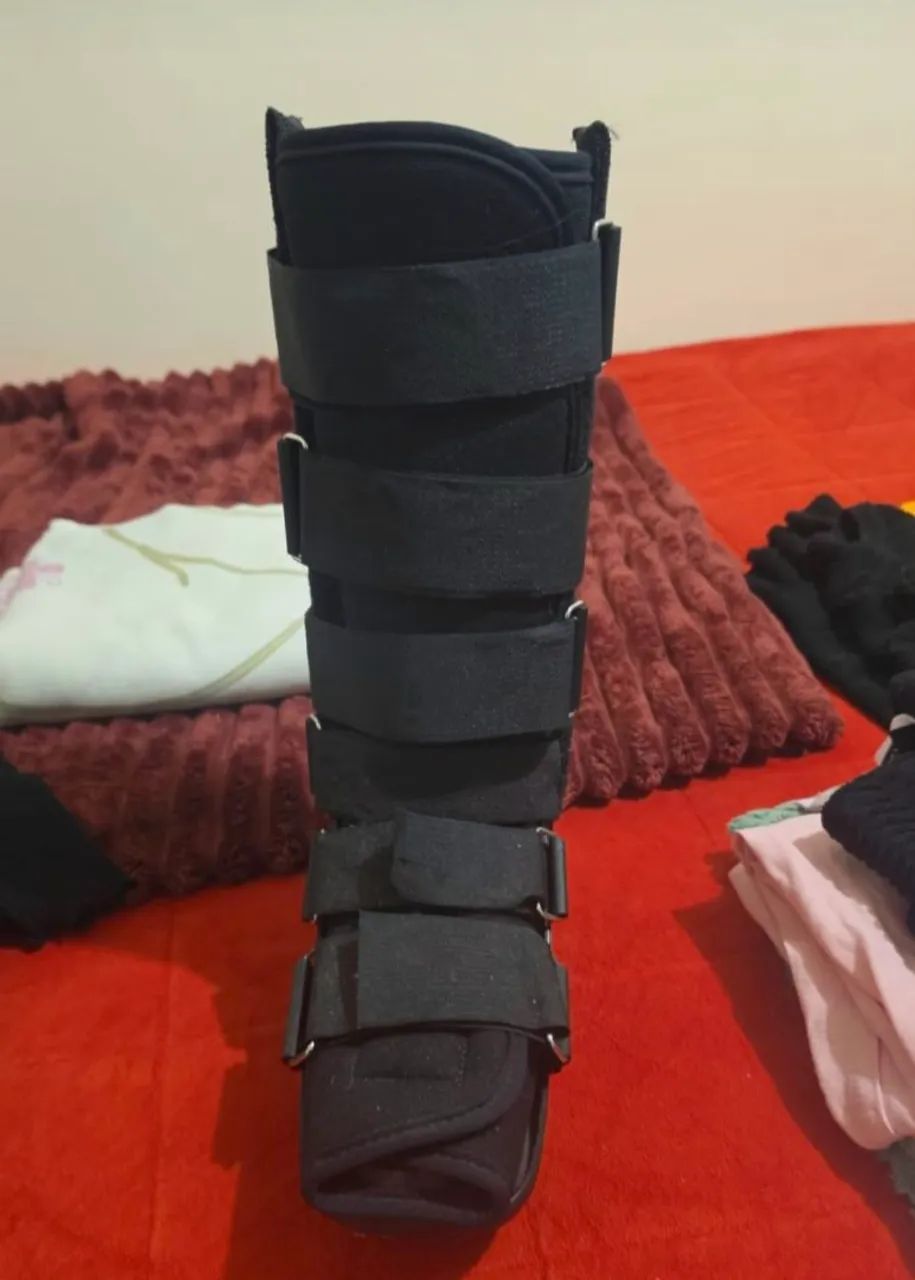 Bota ortopédica com muleta