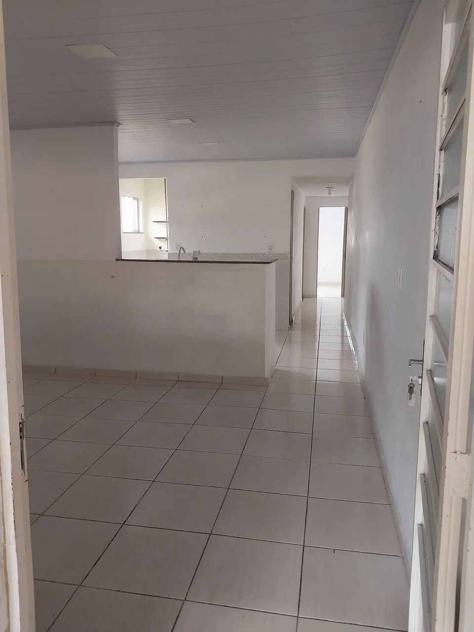 Alugo casa com garagem 
