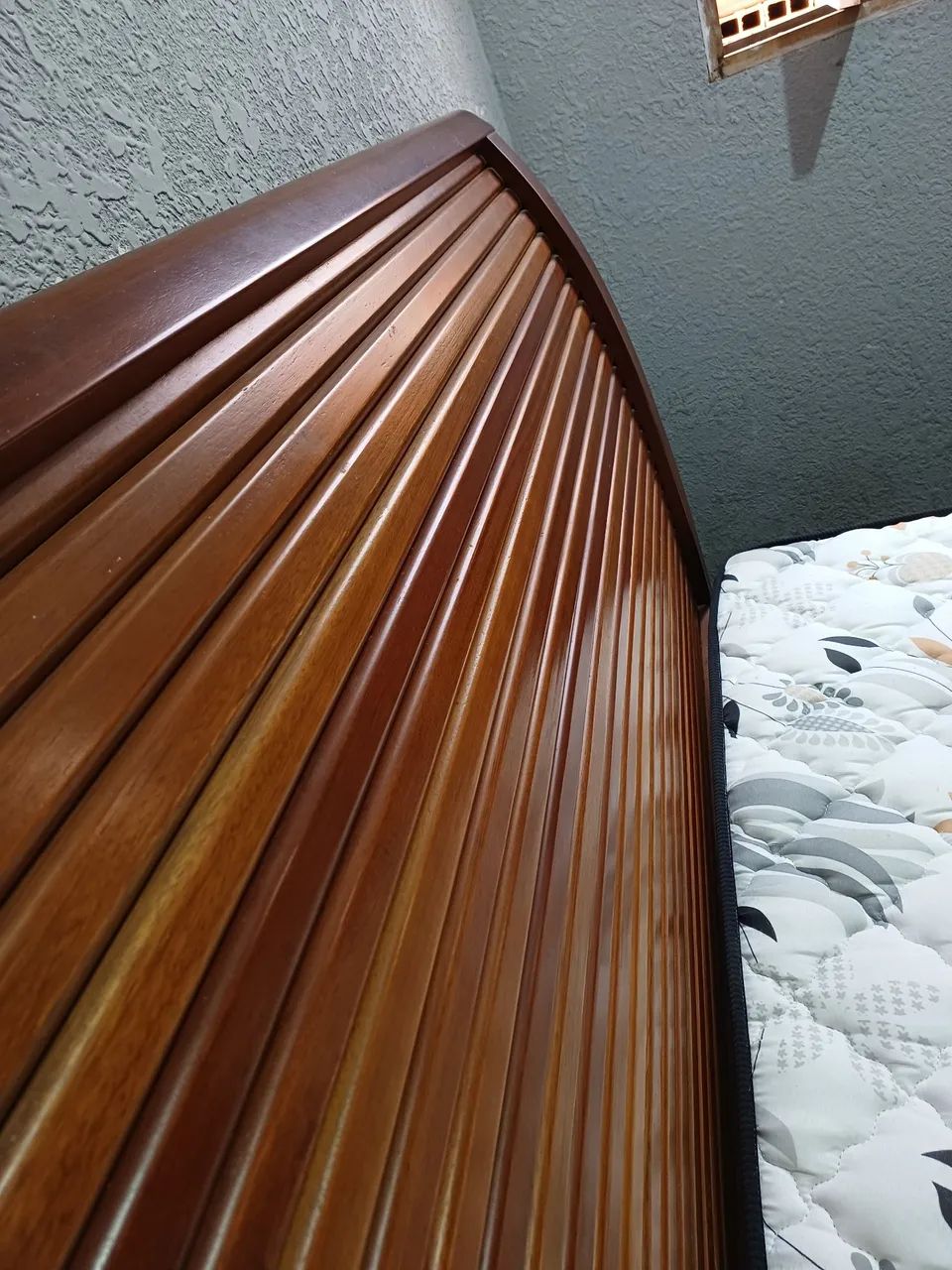 Cabeceira de madeira, cama casal.