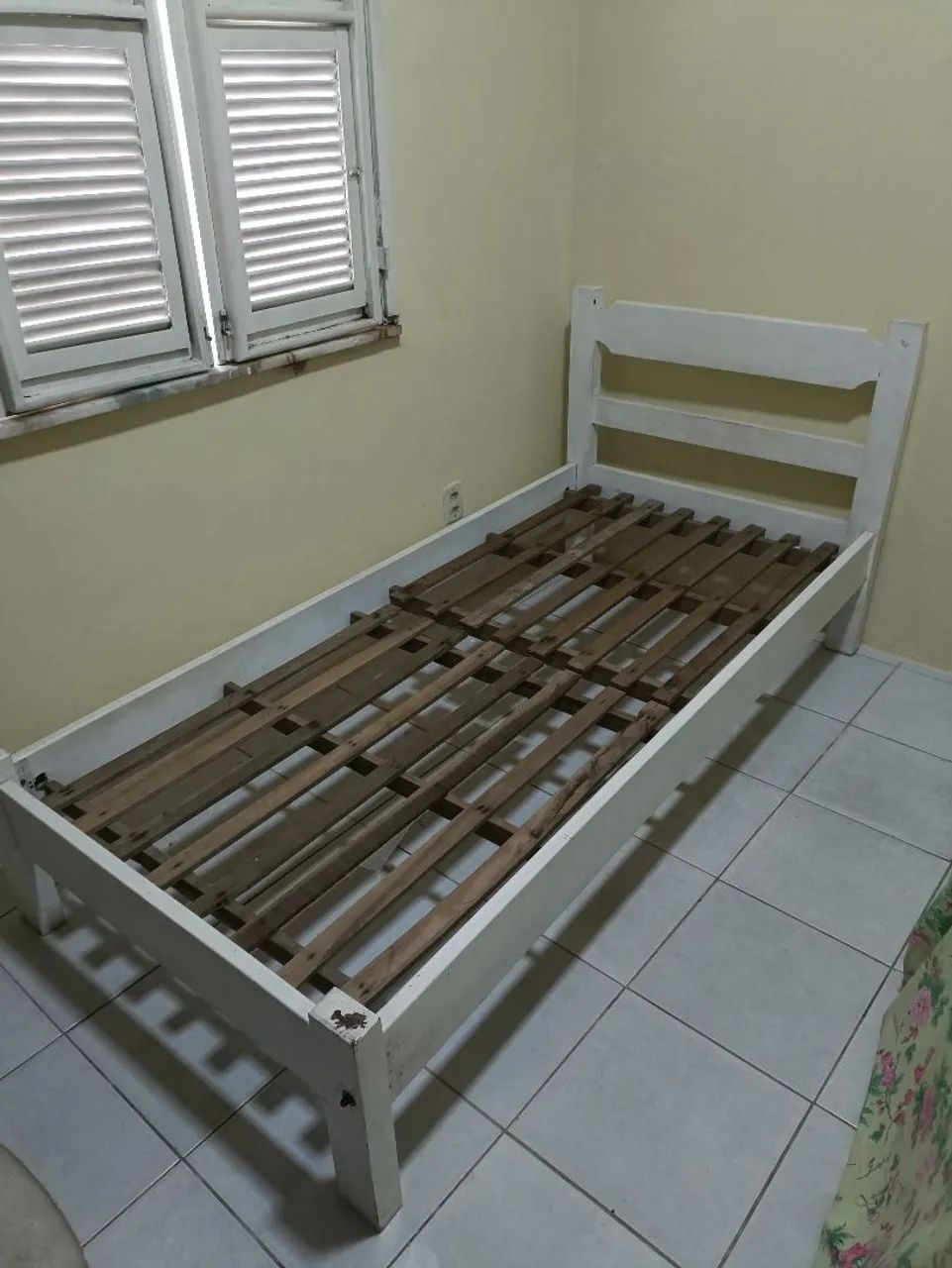 Cama de solteiro com ou sem colchão.