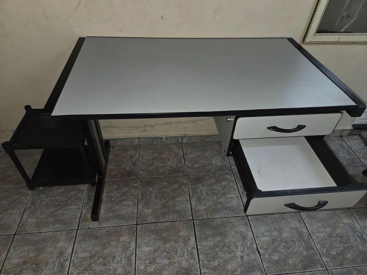 Mesa de escritório com 2 gavetas  - Foto 2