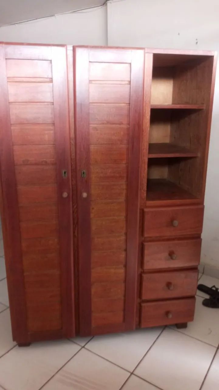 Guarda roupa de madeira pura 