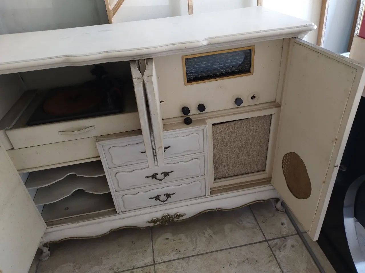 Mesa, 4 cadeiras e móvel com rádio e toca disco 