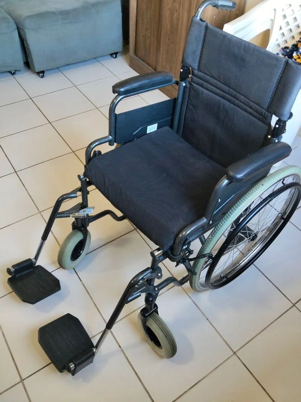 Cadeira de rodas semi nova 