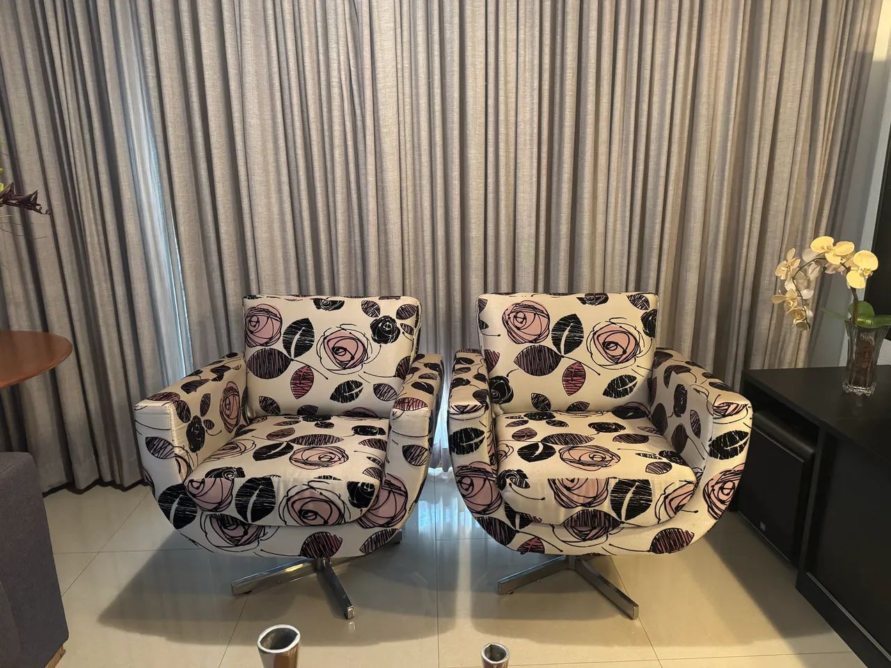 Poltronas Giratórias Modernas e Confortáveis com base inox