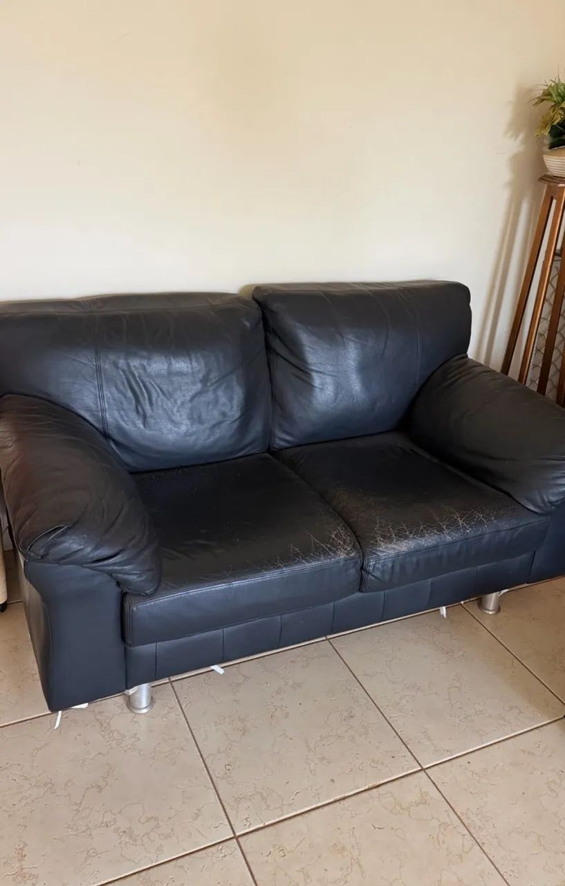 Sofá de couro preto bom estado - Foto 3