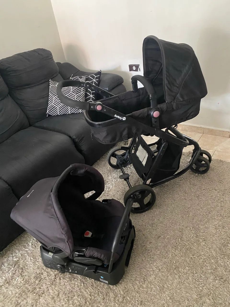 Carrinho com bebê conforto Safety 