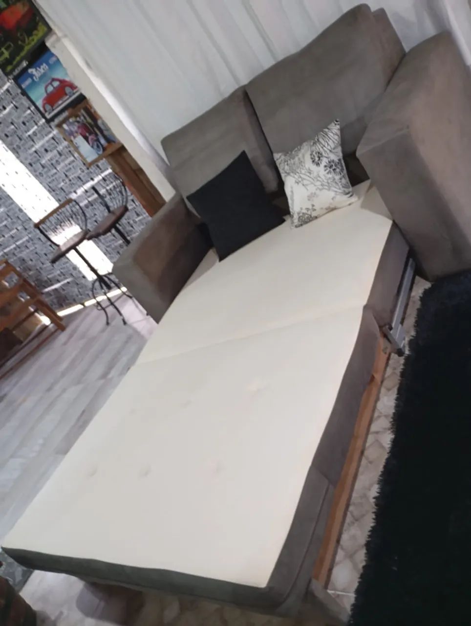 Well-maintained large sofa bed. Viamão478209444414771205