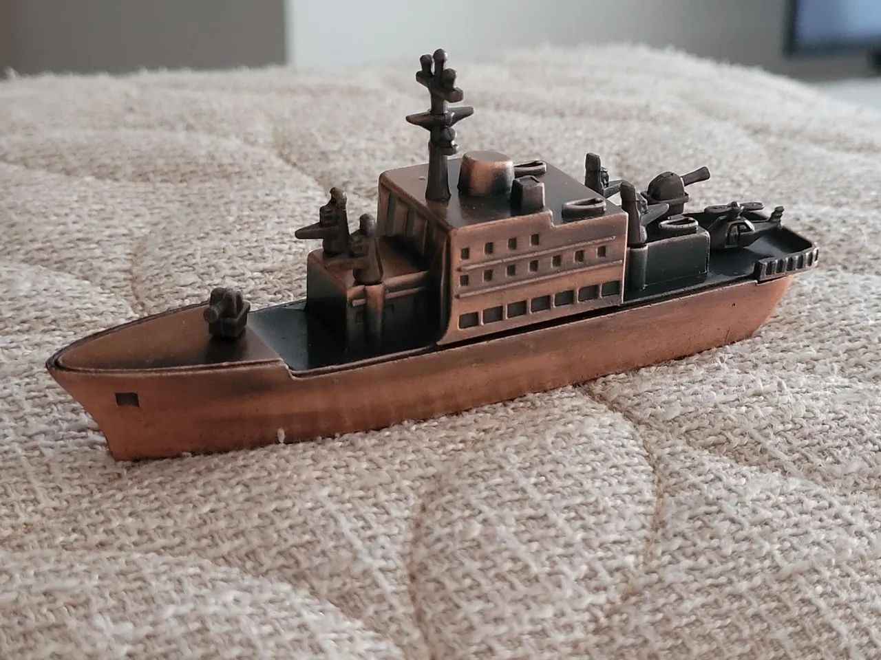 Miniatura colecionável em metal: navio de guerra 