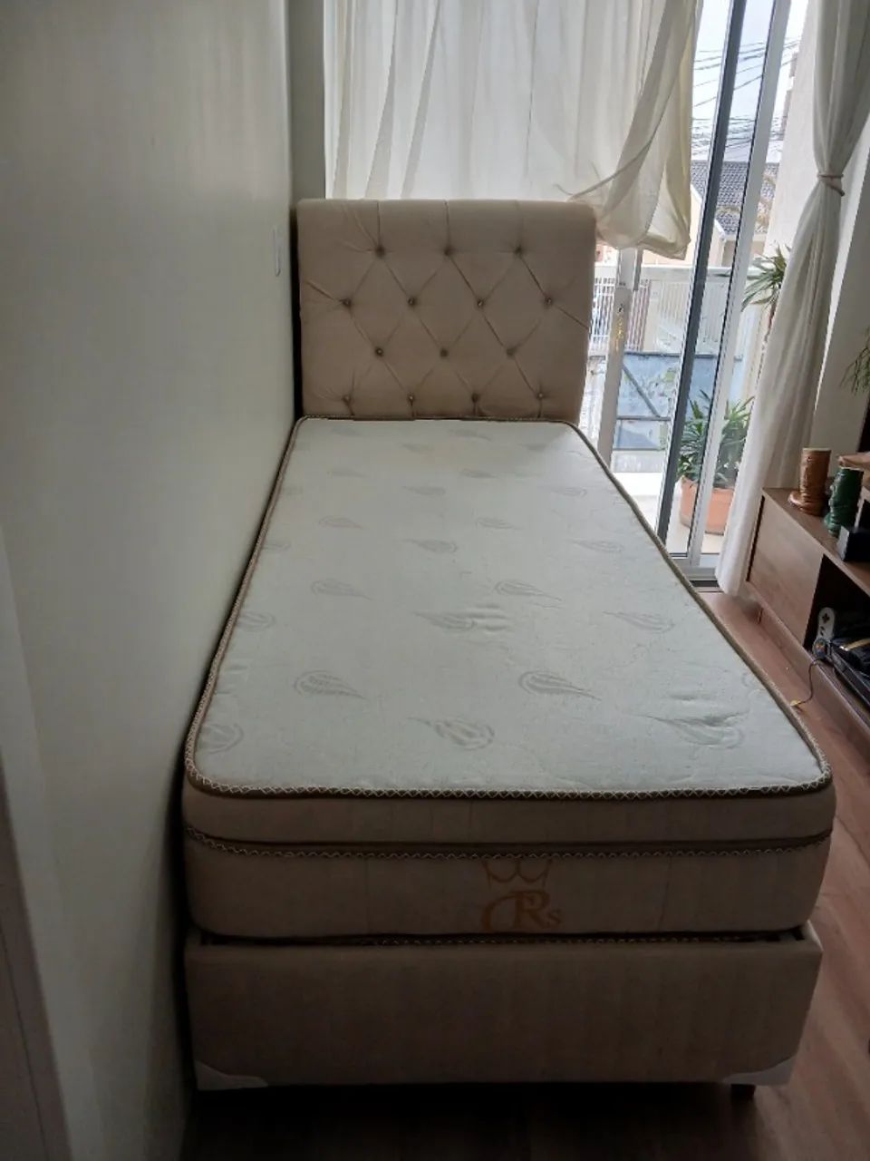 Cama box solteiro com sistema de massagem 
