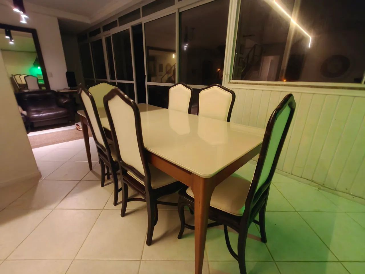 Mesa<br>?Profundidade: 90 cm<br><br>77 cm<br><br><br>135 cm<br><br><br> - Foto 2