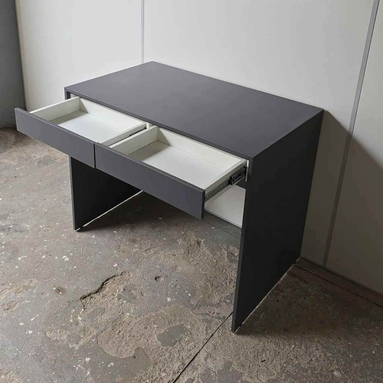 Mesa com duas gavetas 