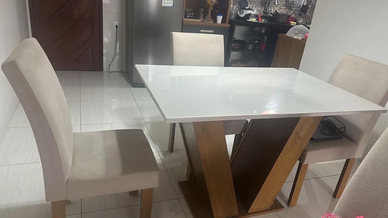 Mesa Nova com quatro cadeiras ( madeira e tampo de vidro) - Foto 2
