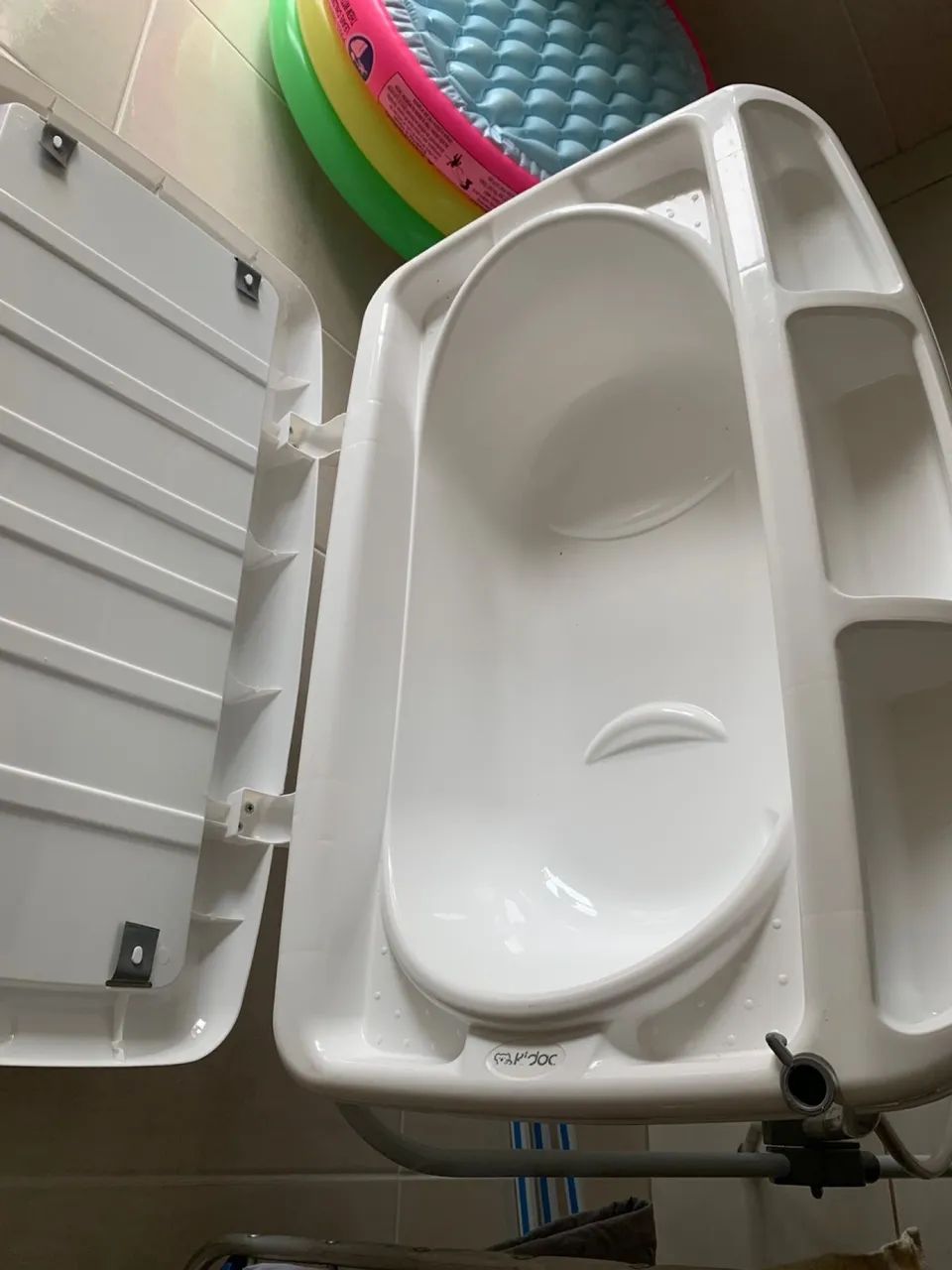 Vendo ótima banheira com trocador  - Foto 2