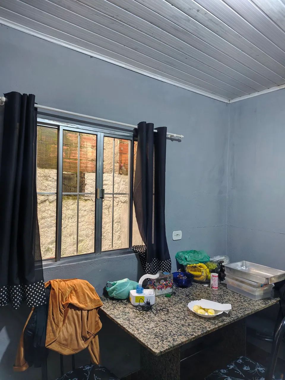 Terreno 10x25 com uma casa antiga.