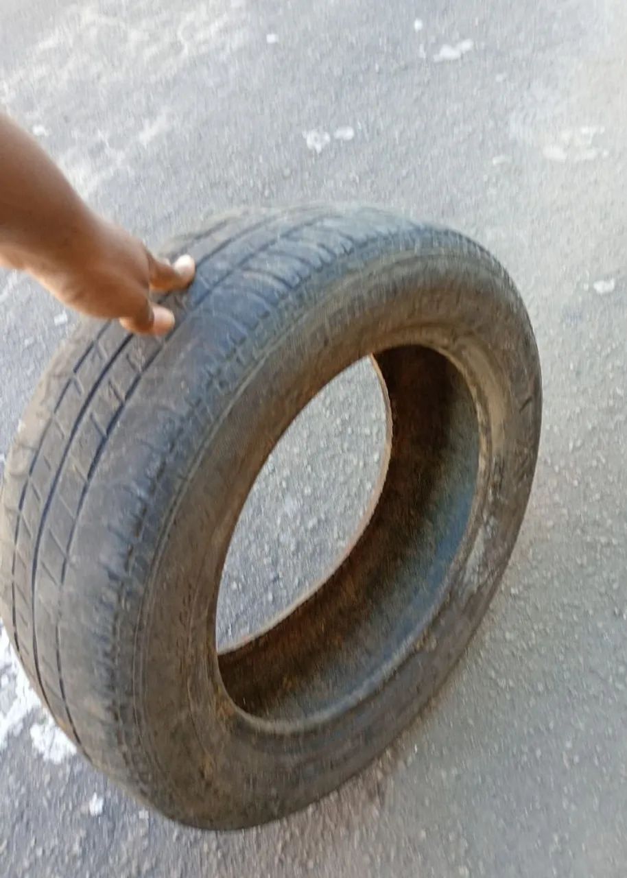 Pneu de carro - Foto 2