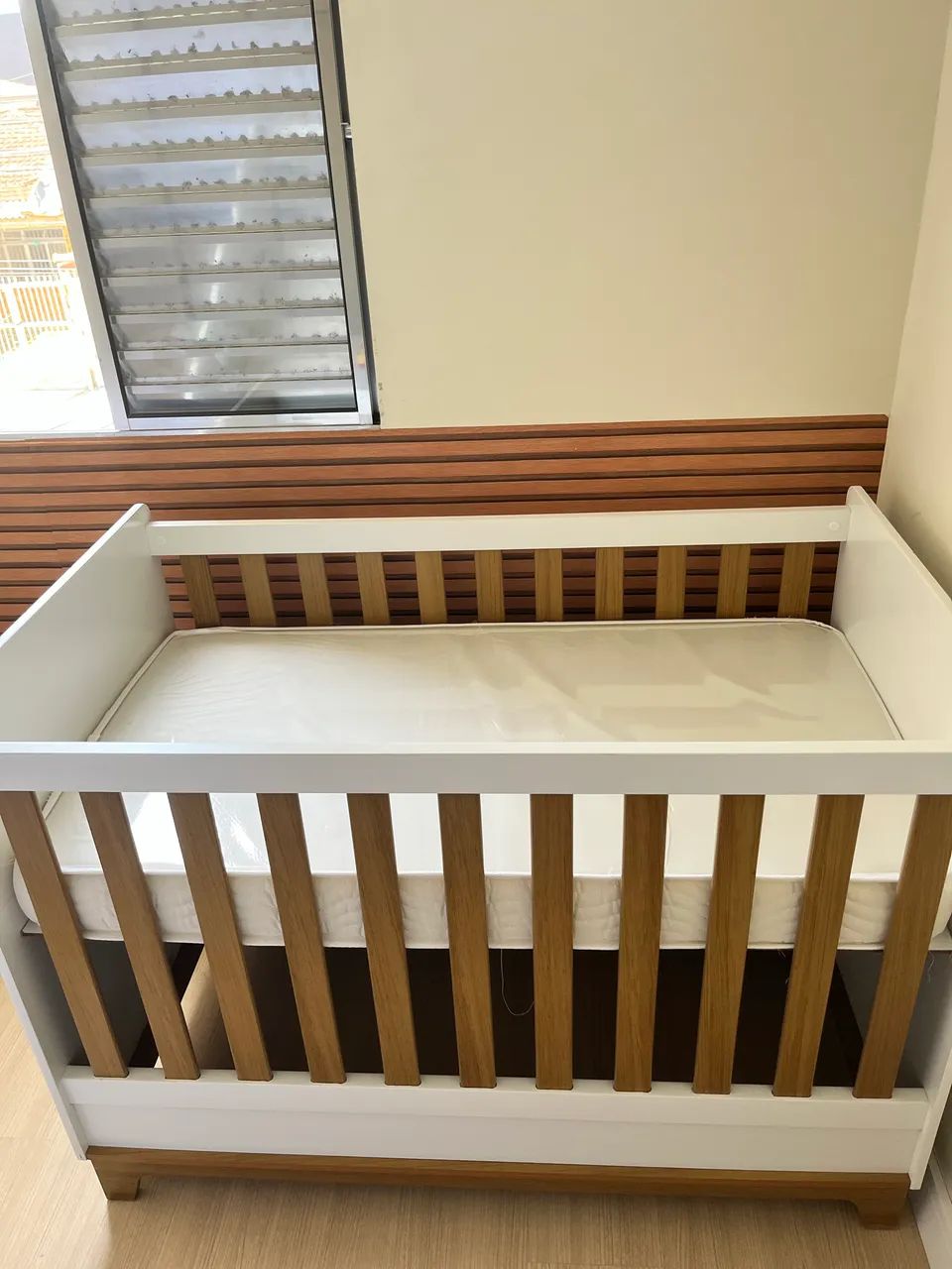 Berço Mini Cama 2 em 1 Branco e Madeira - Pouquíssimo Uso - Foto 2