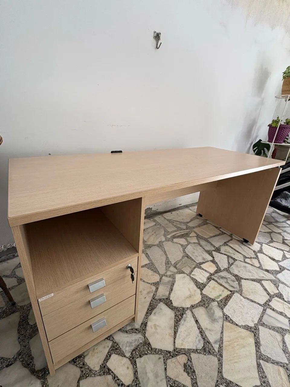Escrivaninha/Mesa de Escritório com Gaveteiro e Chave - Foto 5