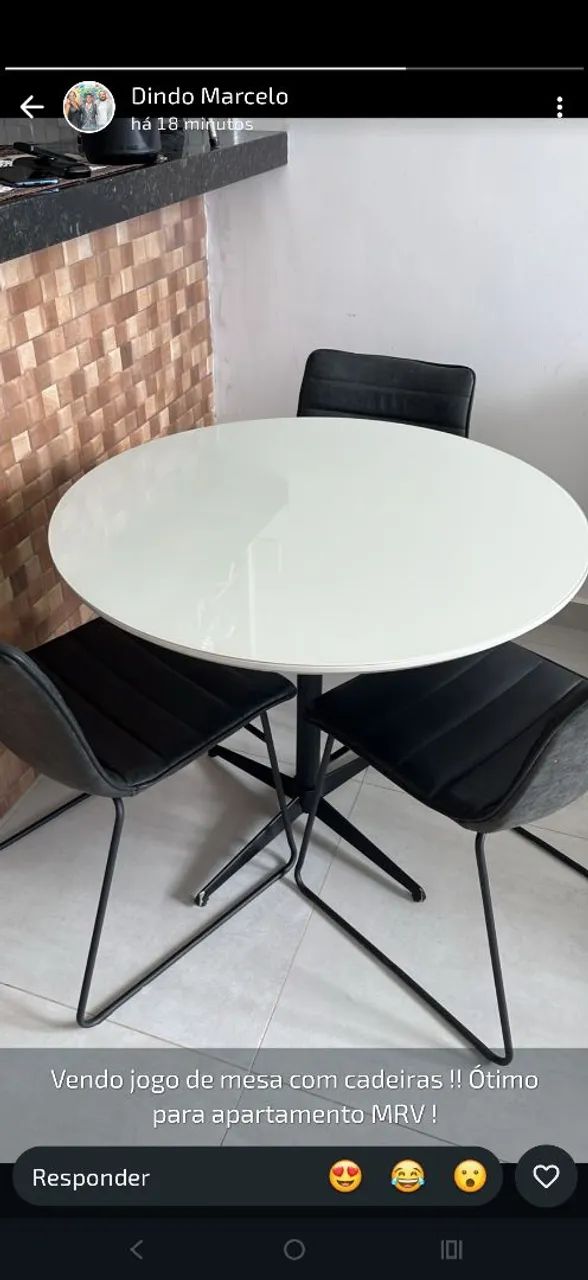 Mesa com três cadeiras 
