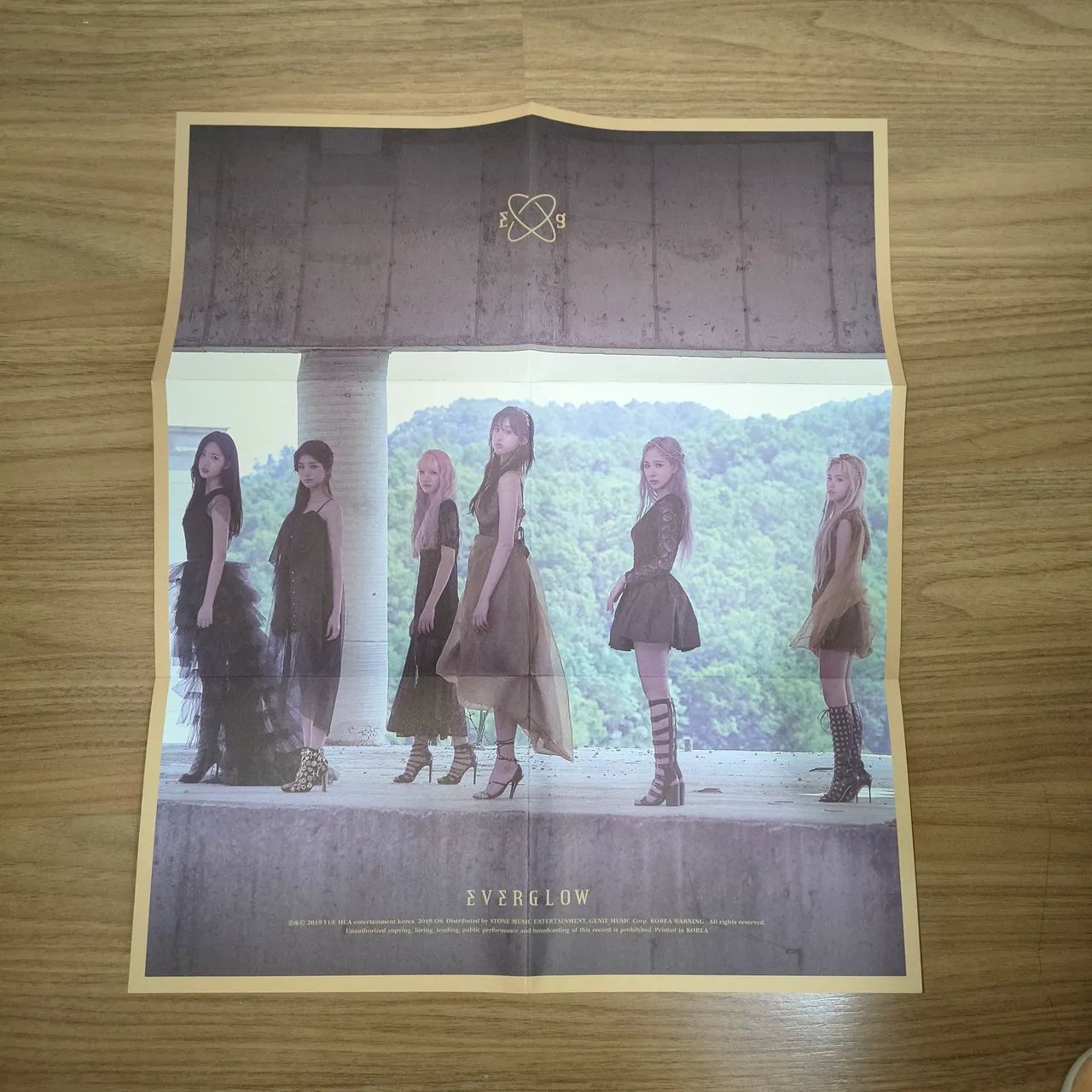 Álbum de Kpop do EVERGLOW - 