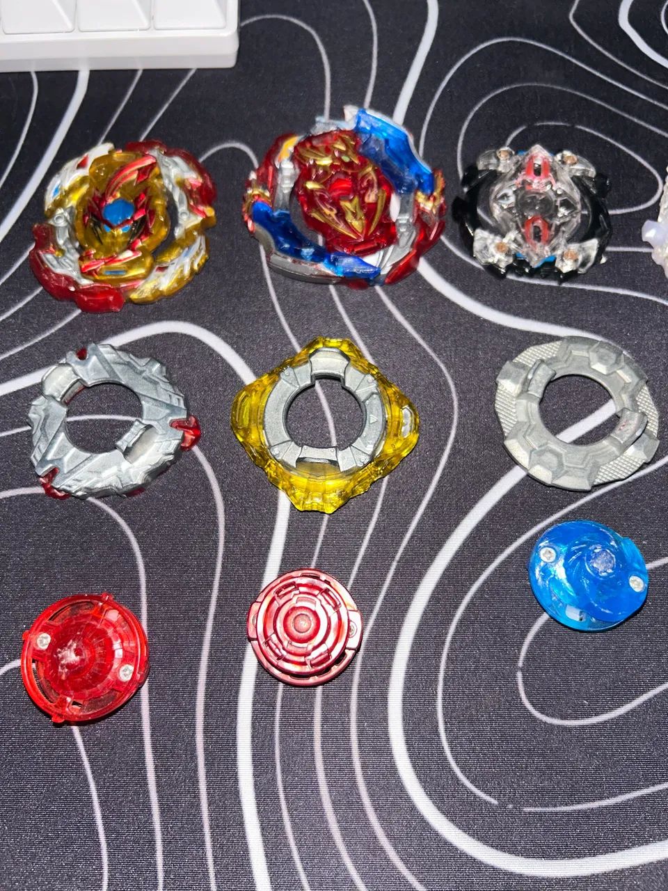 Peões e beyblades burst  - Foto 2