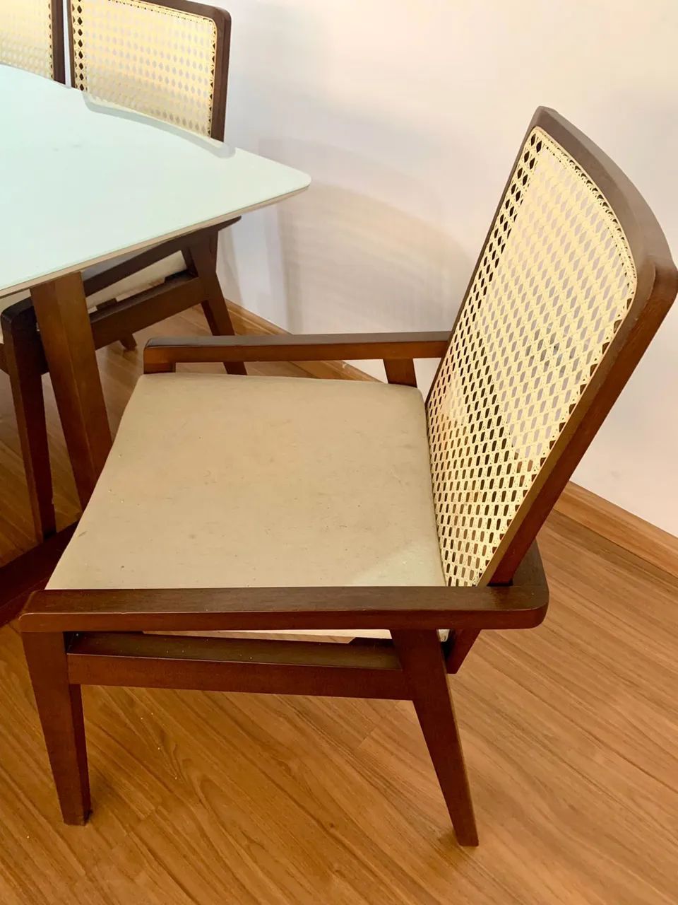 mesa com tampo de vidro e pés de madeira, com 6 cadeiras