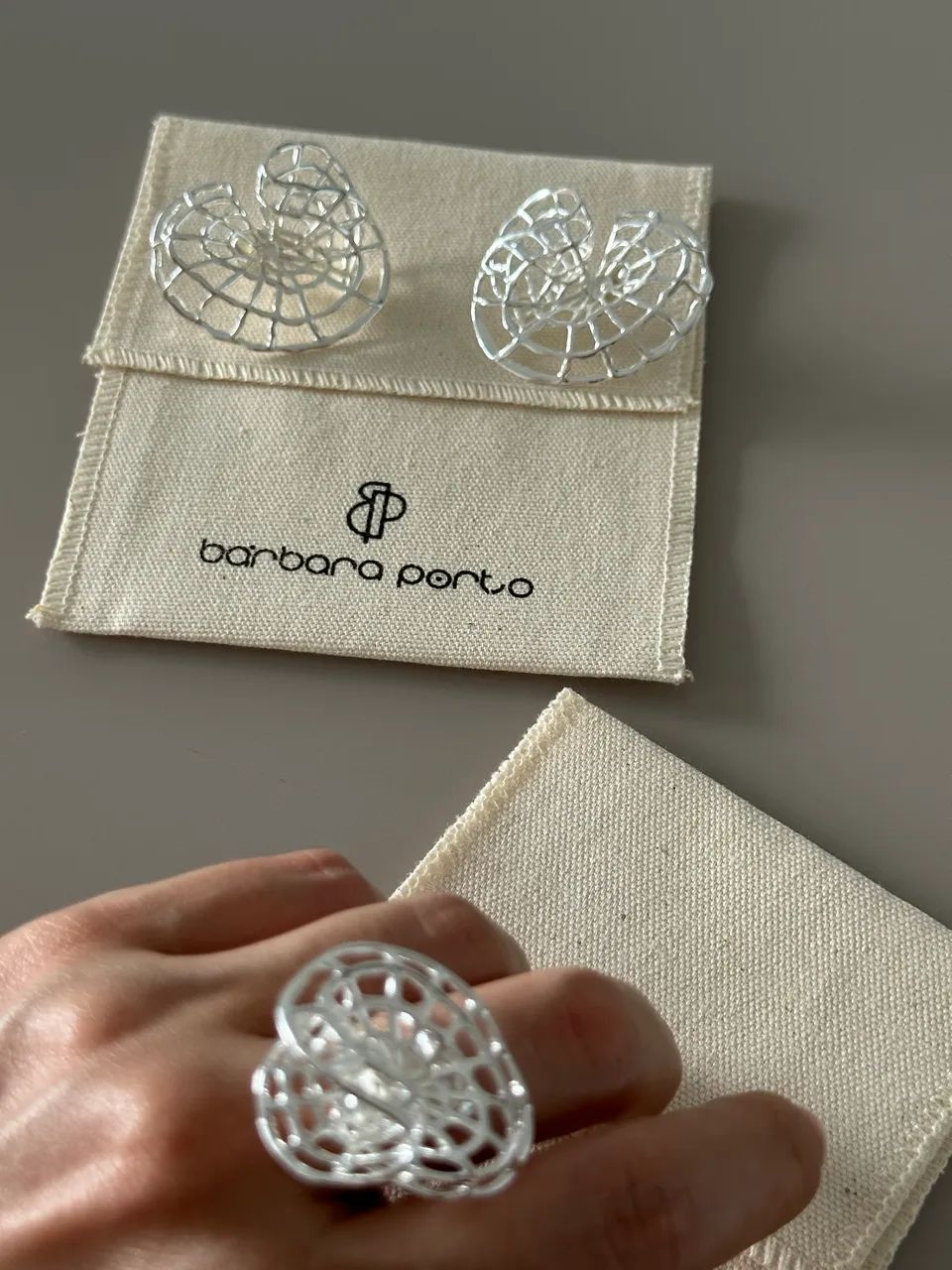 Conjunto brinco e anel Bárbara Porto em prata, design vazado - Foto 4