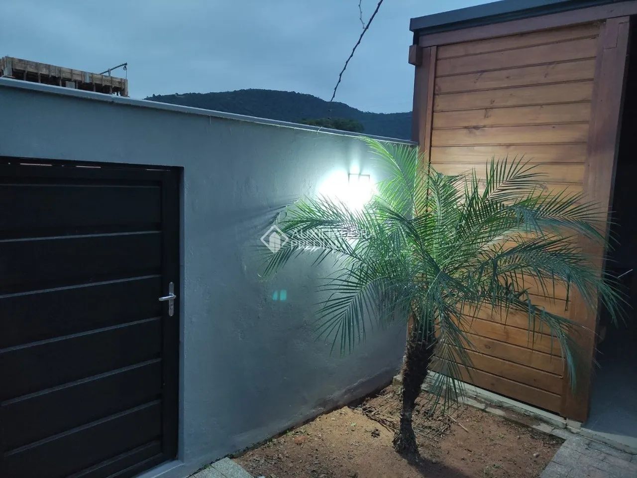 Terreno de 900m² com uma casa - Foto 3