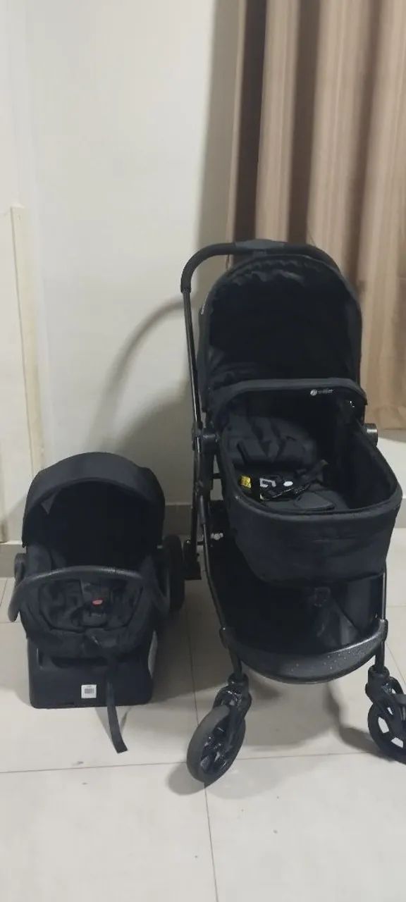 Carrinho de bebê Galzerano, com bebê conforto e base para o carro.